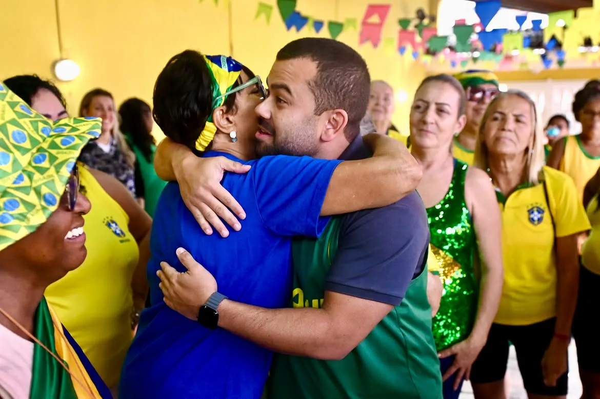 Felipe Pampolha abraça uma apoiadora emocionada durante uma festa junina.