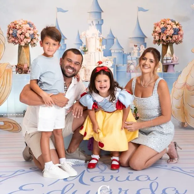 Felipe Pampolha agachado ao lado da esposa Roberta e dos filhos Arthur e Duda, em uma festa infantil.