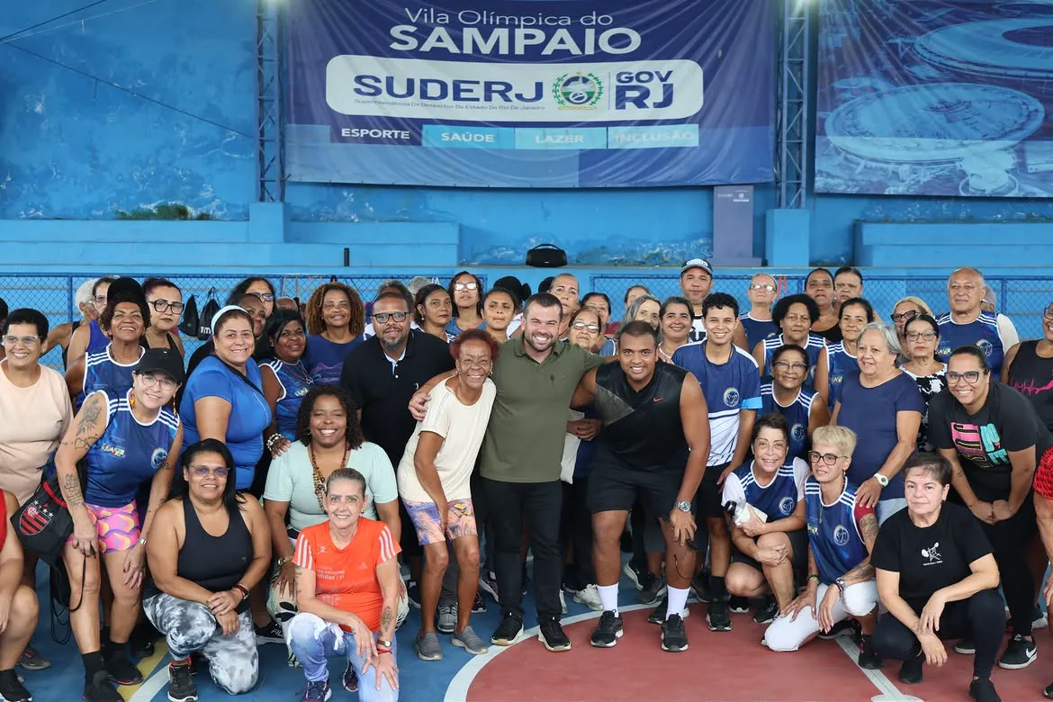Felipe Pampolha em foto de grupo com dezenas de participantes de atividades esportivas na Vila Olímpica do Sampaio.